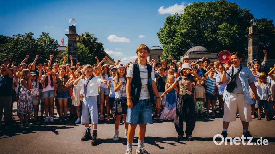 Nicholas Jonah Peter (Mitte) als Emil und seine vielen neuen Freunde in einer Szene des Films „Emil und die Detektive“ (Kinostart 24.09.2026). Bild: -/Warner Bros./dpa