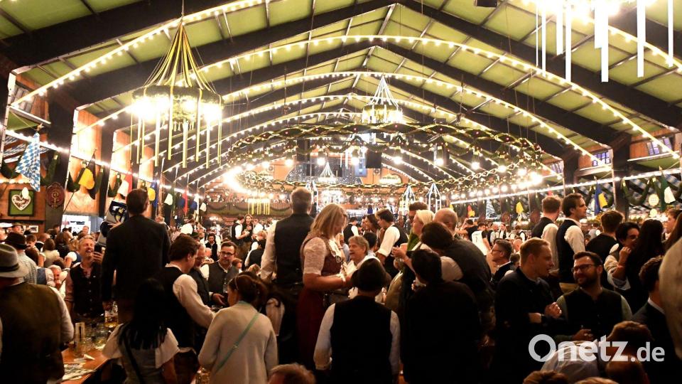 Oktoberfestbesucher feiern in der Augustiner Festhalle. Bild: Felix Hörhager/dpa