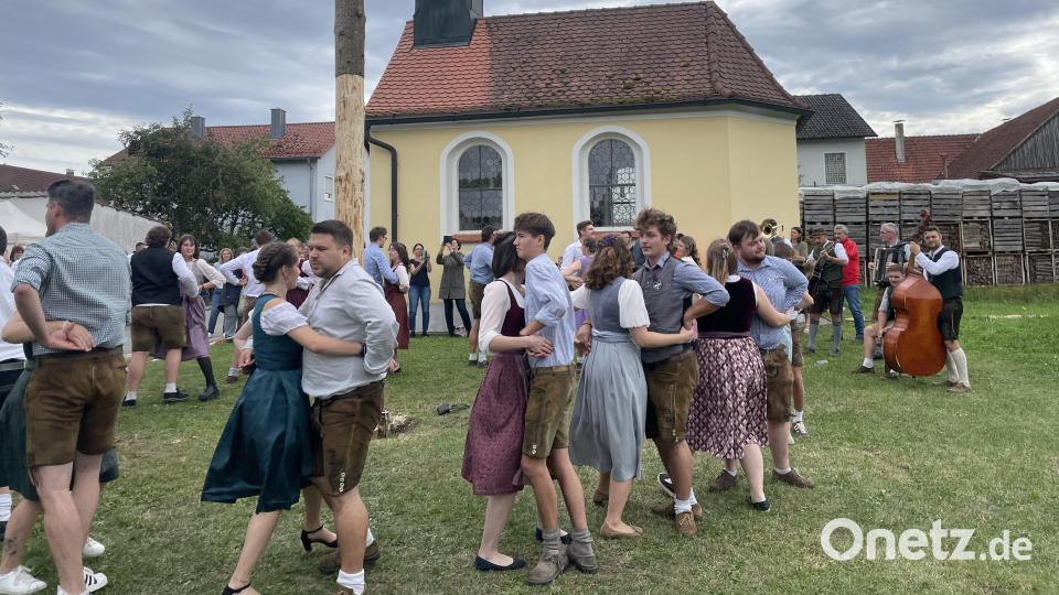 16 Kirwapaare tanzen um den fein geschmückten Kirwabaum. Bild: Bianca Spies