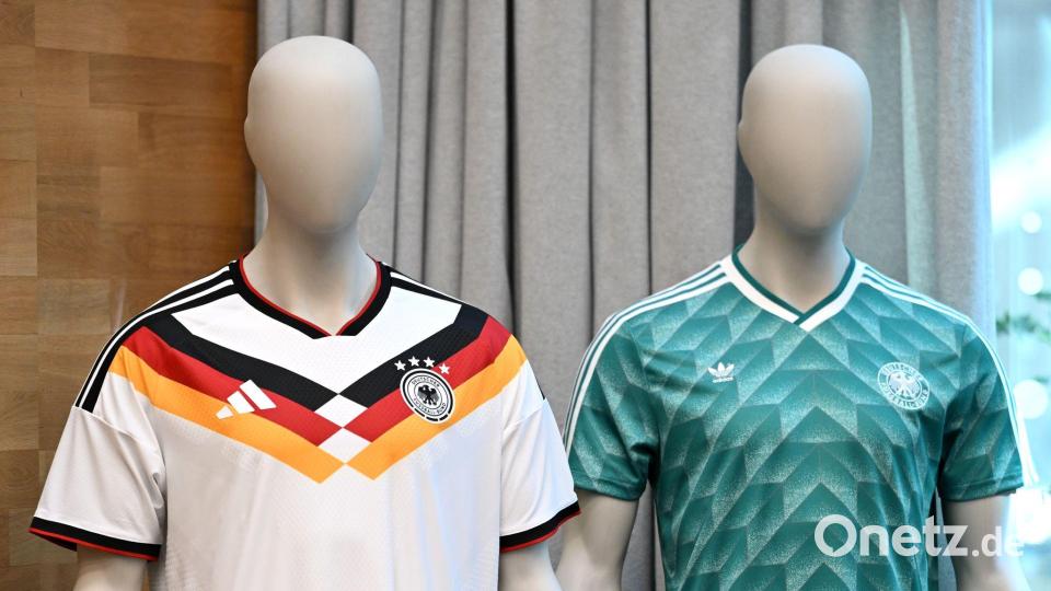 Das weiße und das grüne Trikot der Nationalmannschaft sind im Teamquartier in Herzogenaurach ausgestellt. Bild: Federico Gambarini/dpa
