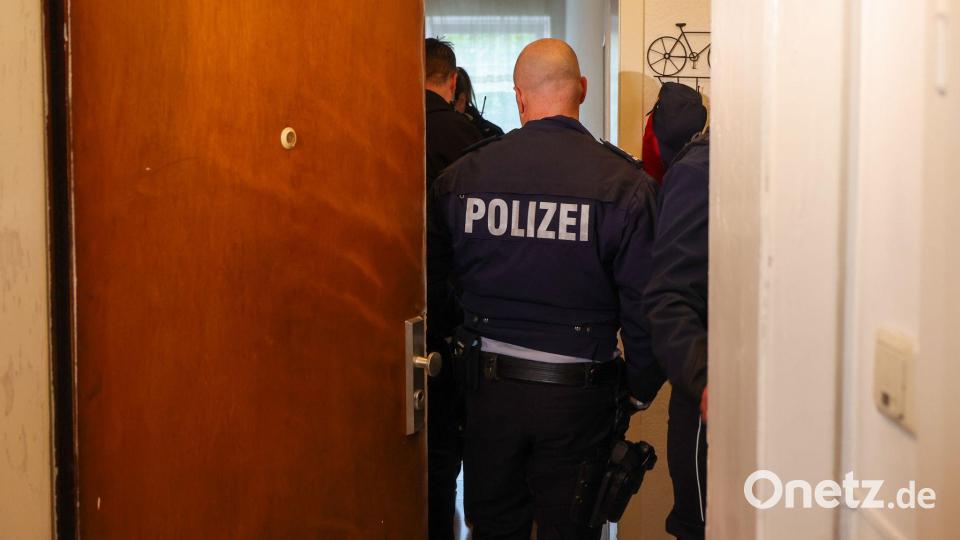 Sozialleistungsmissbrauch findet immer wieder in sogenannten Schrottimmobilien statt - hier eine Razzia in Hagen im September 2025. (Archivfoto) Bild: Christoph Reichwein/dpa