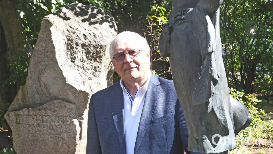 Wolf-Dieter Hamperl im Jahr 2020 in der Kurt-Schumacher-Anlage in Weiden. Hier erinnern ein Findling und eine Tachauer Tänzerin als Skulptur an die Vertreibung und den Heimatkreisverein Tachau, dessen Vorsitzender Wolf-Dieter Hamperl war. Archivbild: Gabi Schönberger