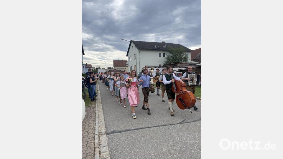 Auch in Egelsheim wird ein neues Oberkirwapaar gekürt: Den Blumenstrauß ergattern beim Walzer Johanna Viehauser und Julian Härtl. Bild: Bianca Spies