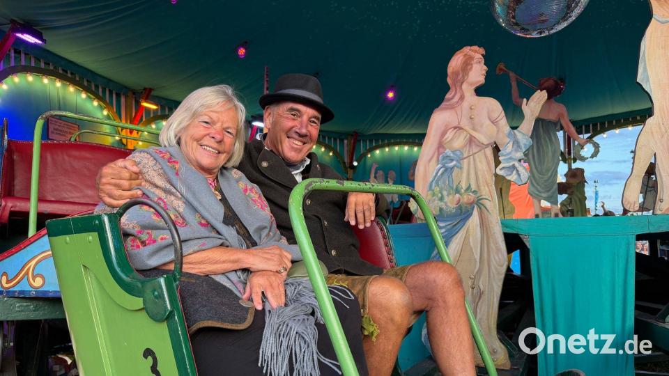 Die „Fahrt ins Paradies“ auf der „Oidn Wiesn“ hat es Gerlinde und Winfried besonders angetan. Bild: Julian Degler/dpa