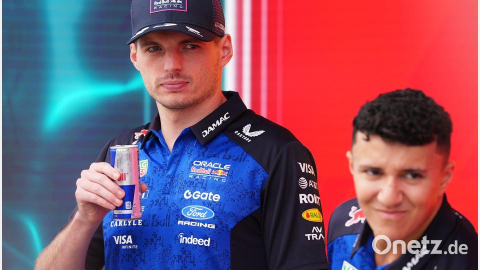 Max Verstappen (l) und Isack Hadjar fahren auch 2027 zusammen. (Archivbild) Bild: Rebecca Blackwell/AP/dpa