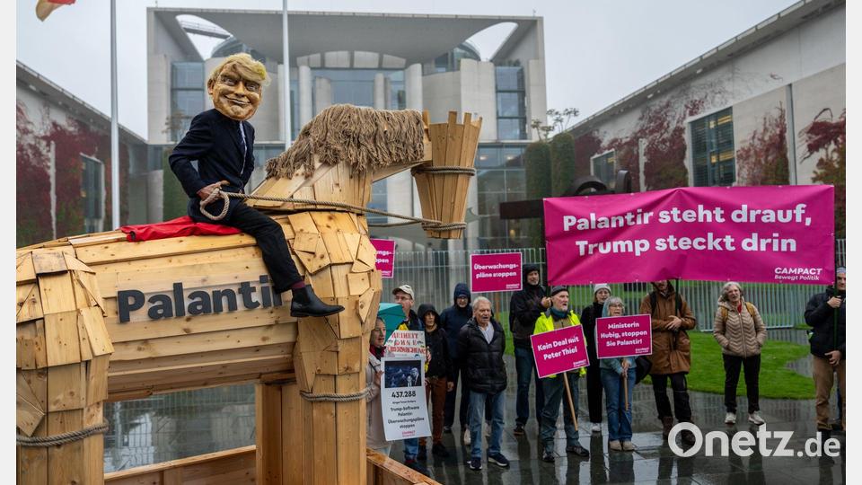 Der Einsatz der US-Software Palantir bei der Polizei in Deutschland sorgt immer wieder für Kritik. (Archivbild) Bild: Michael Kappeler/dpa