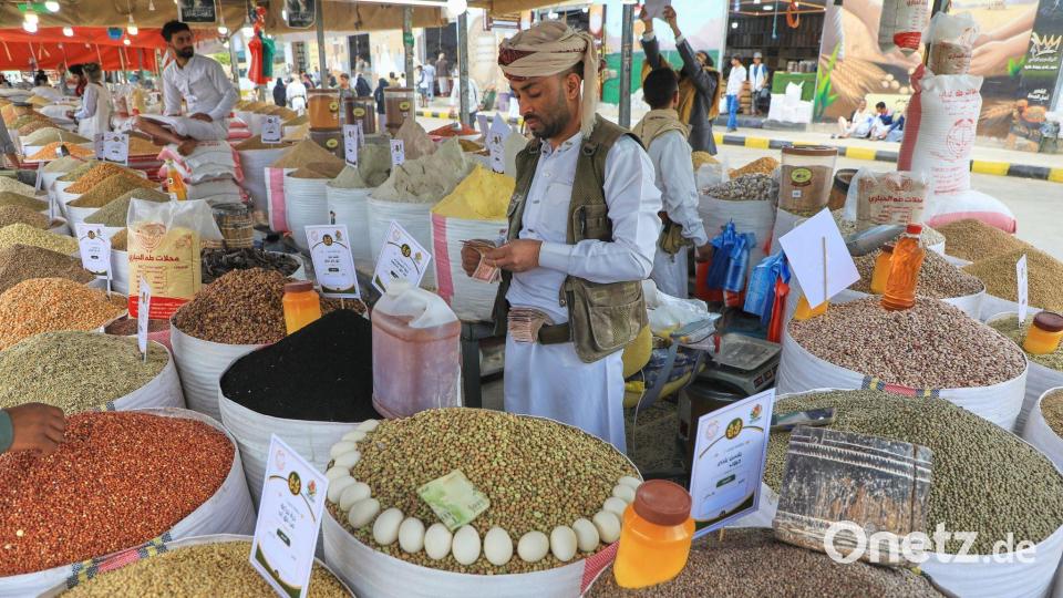 Ein Verkäufer zählt an seinem Stand Geld während eines Landwirtschaftsfestes. Bild: Osamah Abdulrahman/AP/dpa