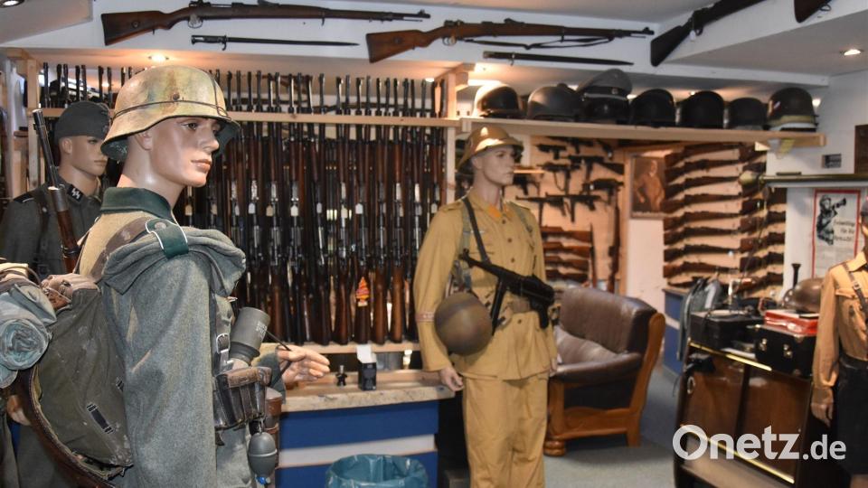 Das geheime Waffenarsenal lag hinter einer Art privatem Waffenmuseum mit Geheimtüren, versteckten Räumen und verborgenen Schließmechanismen. (Archivbild) Bild: --/Polizei Wuppertal/dpa