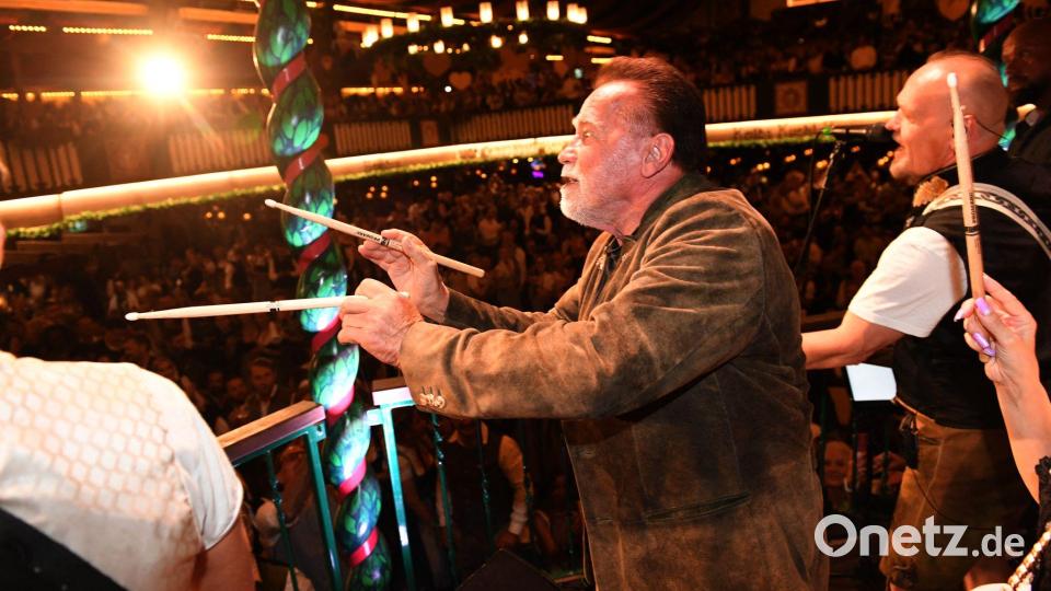 „Terminator“ Arnold Schwarzenegger dirigiert im Marstall-Festzelt. Bild: Felix Hörhager/dpa