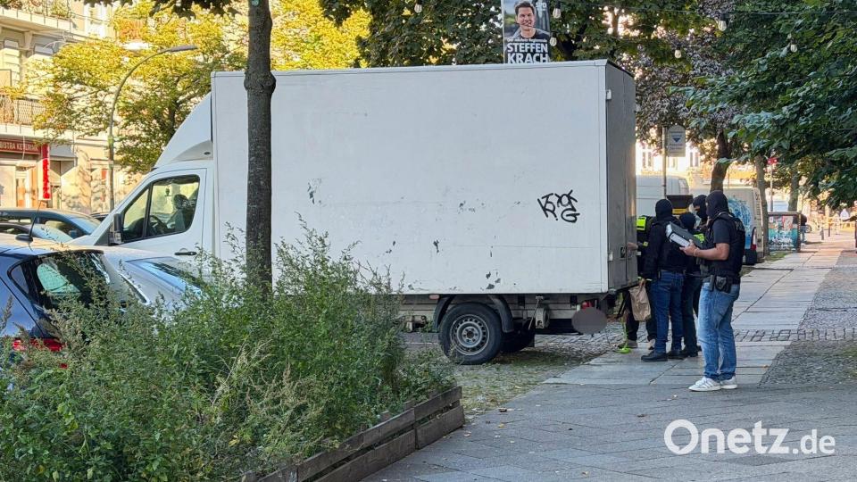 Seit dem frühen Morgen werden in ganz Berlin Razzien wegen des Verdachts auf illegalen Schusswaffenhandel durchgeführt. (Symbolbild) Bild: Sven Kaueler/dpa