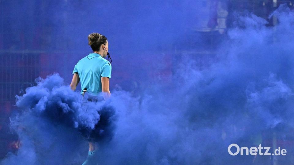 Champions League des Frauen: Schiedsrichterin Olatz Rivero Olmedo trägt beim Spiel Bayern München gegen Manchester City Pyrotechnik vom Spielfeld. Bild: Sven Hoppe/dpa