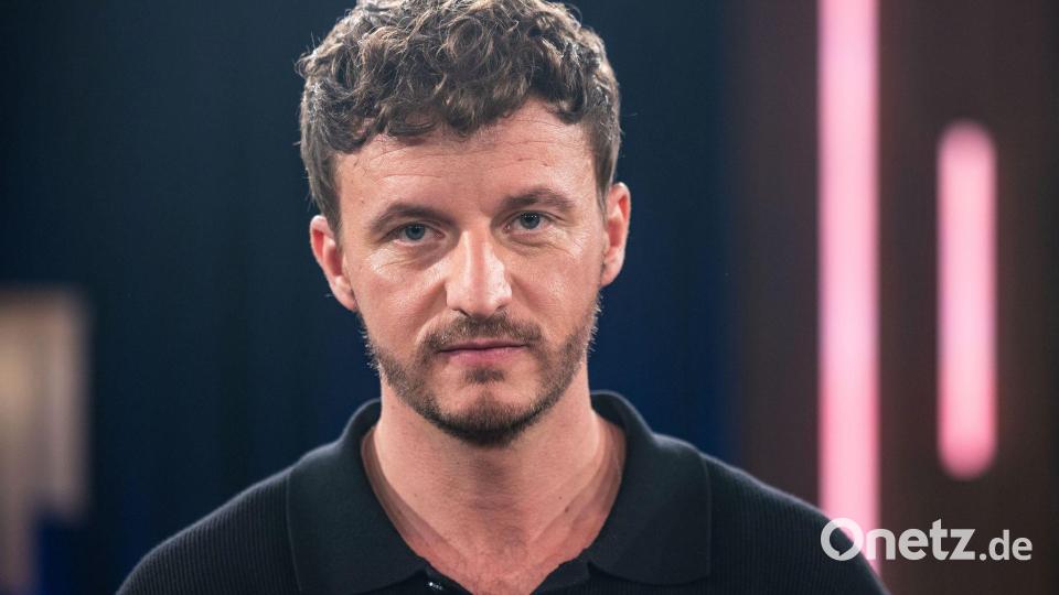 Im Podcast „Gemischtes Hack“ thematisieren Autor Tommi Schmitt und sein Co-Moderator Felix Lobrecht den Alltag, greifen politische und gesellschaftliche Themen auf und mischen das mit eigenen Anekdoten. (Archivbild) Bild: Oliver Berg/dpa