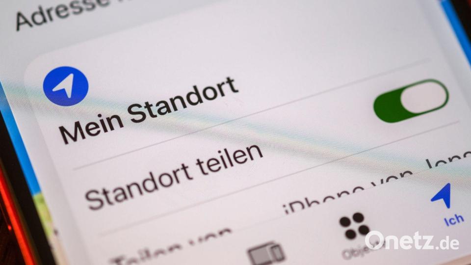 Freunde und Familie können den Live-Standort verfolgen und wissen, dass man gut angekommen ist. (Symbolbild) Bild: Jens Kalaene/dpa