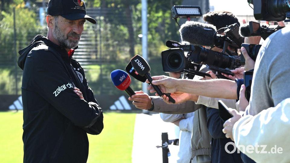 Jürgen Klopp stellt sich beim Abschlusstraining spontan für Reporterfragen. Bild: Federico Gambarini/dpa