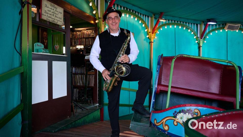 Am Karussell „Fahrt ins Paradies“ verbindet Toni Schleifer seine Leidenschaft für Musik und historische Fahrgeschäfte. Bild: Sven Hoppe/dpa