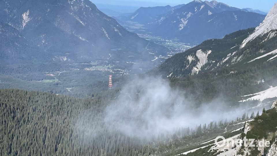 Eine Staubwolke steigt nach einem weiteren Felssturz an der Zugspitze auf. Bild: Marc Zeilhofer/dpa