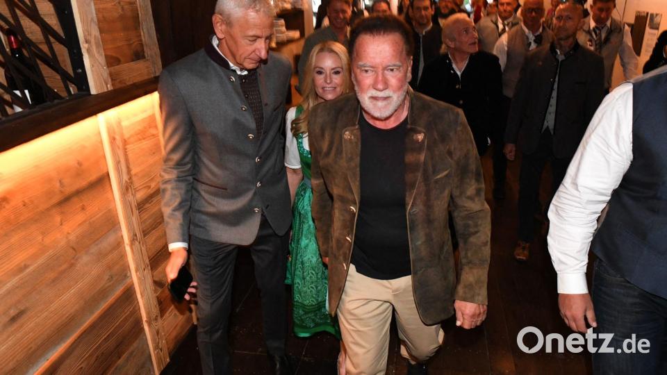 Schwarzenegger besuchte das Oktoberfest mit seiner Lebensgefährtin Heather Milligan. Bild: Felix Hörhager/dpa