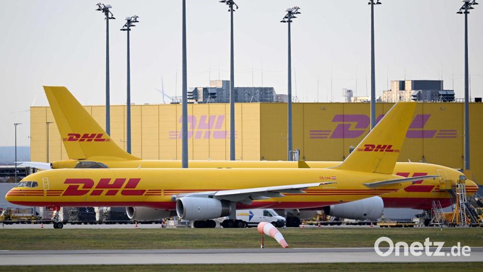 Am 20. Juli 2024 entzündete sich ein mit einem Brandsatz präpariertes Luftfrachtpaket im DHL-Logistikzentrum am Flughafen Leipzig/Halle kurz vor der Verladung in ein Frachtflugzeug. Nur wegen einer Verspätung der Maschine geschah dies noch am Boden. (Symbolbild) Bild: Hendrik Schmidt/dpa