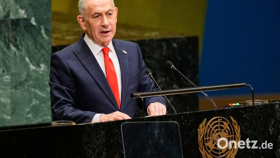 Rede vor lichten Reihen: Israels Ministerpräsident Netanjahu. Bild: Yuki Iwamura/AP/dpa