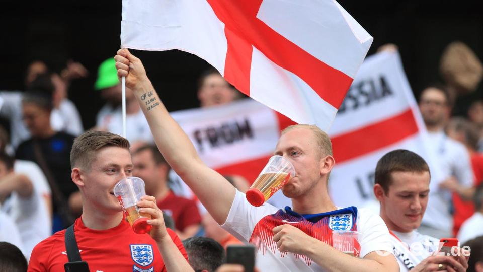 Darf auf den Rängen englischer Stadien bei Fußballspielen bald wieder Alkohol konsumiert werden? (Archivbild) Bild: Adam Davy/PA Wire/dpa