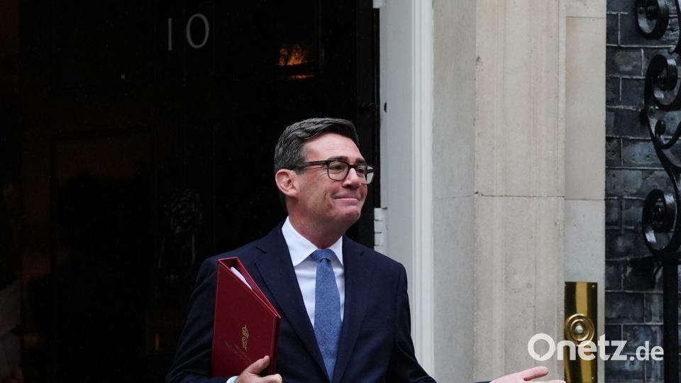 Der britische Premierminister ist selbst großer Fußballfan. (Archivbild) Bild: Stefan Rousseau/PA Wire/dpa