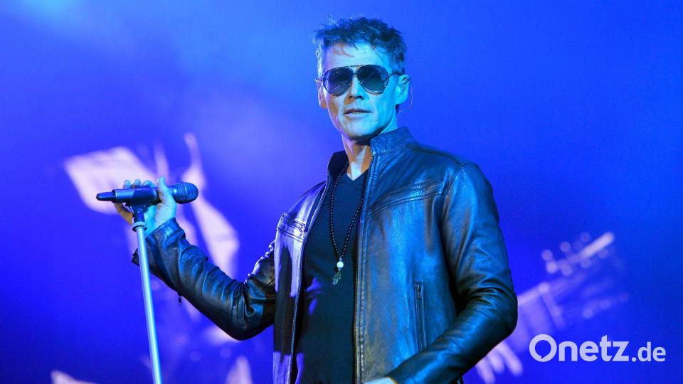 In den 80er Jahren ein Frauenschwarm: a-ha-Sänger Morten Harket. Hier zu sehen bei einem Konzert 2016. (Archivbild) Bild: Walter Bieri/dpa