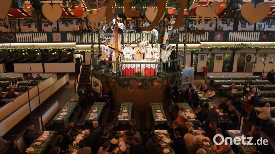 München: Ökumenischer Gottesdienst im Marstall-Festzelt setzt Zeichen der Trauer um Security-Mitarbeiter des „Hangover“ Bild: Felix Hörhager/dpa