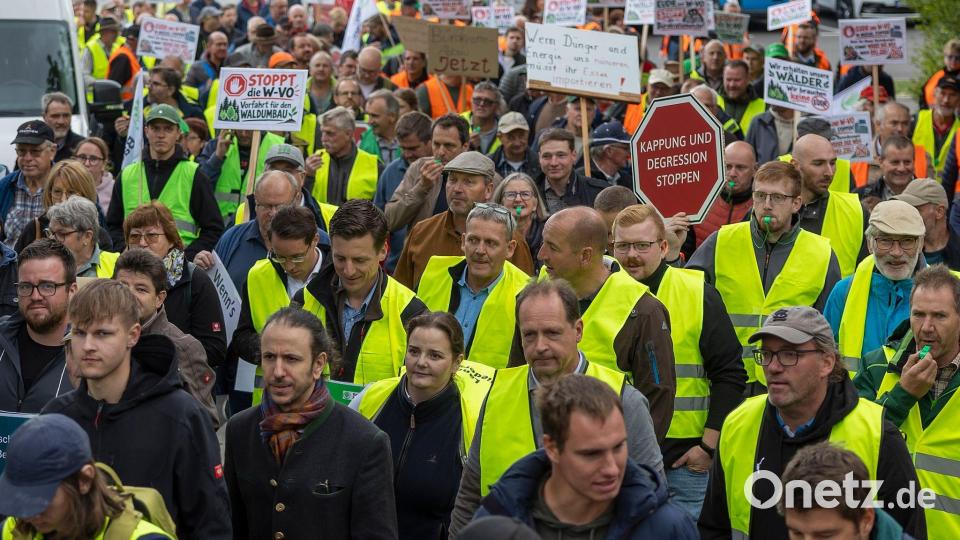 Bauern haben den Start der Agrarministerkonferenz in Würzburg mit Protesten begleitet. Bild: Heiko Becker/dpa