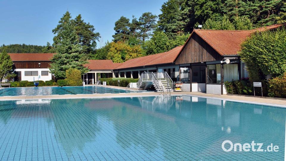 Das Freibad Illschwang erhält 720.000 Euro Bundesförderung. Die Anlage ist seit über 50 Jahren in Betrieb und sanierungsbedürftig. Der Sanierungsbedarf betrifft unter anderem die Filteranlage, die elektrische Steuerung und die Rohrleitungen. Archivbild: Norbert Weis