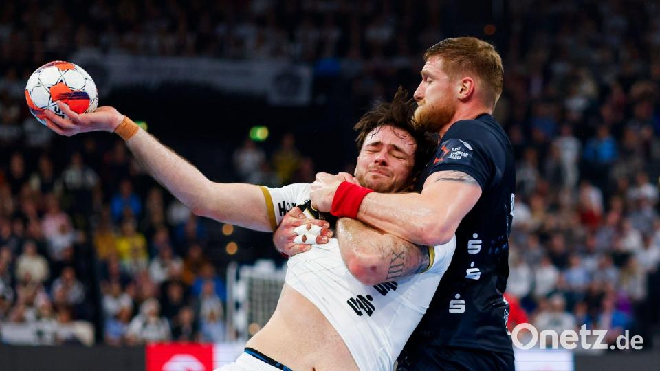 Kiels Veron Nacinovic (l) und Flensburgs Blaz Blagotinsek kämpfen um den Ball. (Archivbild) Bild: Frank Molter/dpa