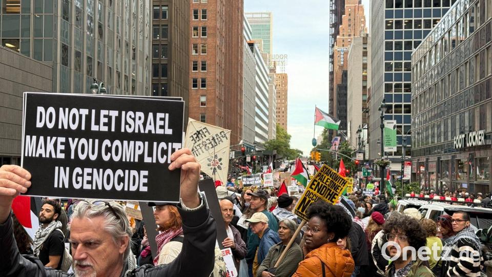 Hunderte Protestieren in New York. Bild: Franziska Spiecker/dpa