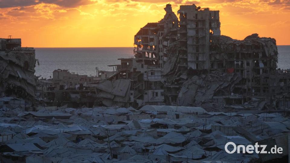 Zelte, in denen vertriebene Palästinenser untergekommen sind, sind inmitten der vom Krieg zerstörten Gebäude in Gaza Stadt zu sehen. Bild: Jehad Alshrafi/AP/dpa