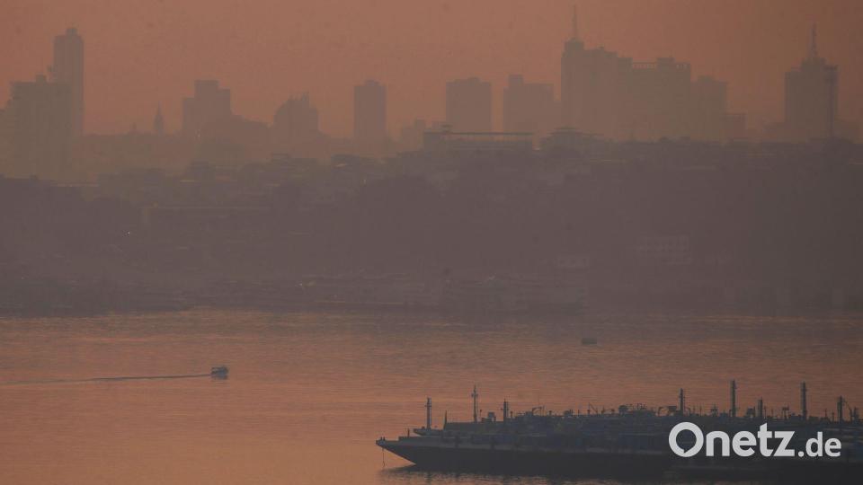 Die brasilianische Amazonas-Metropole Manaus ist von dichtem Rauch eingehüllt. Bild: Edmar Barros/AP/dpa
