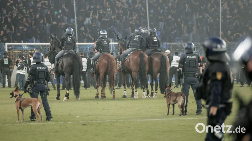 Berittene Polizisten mussten einschreiten. Bild: Foto Huebner/dpa