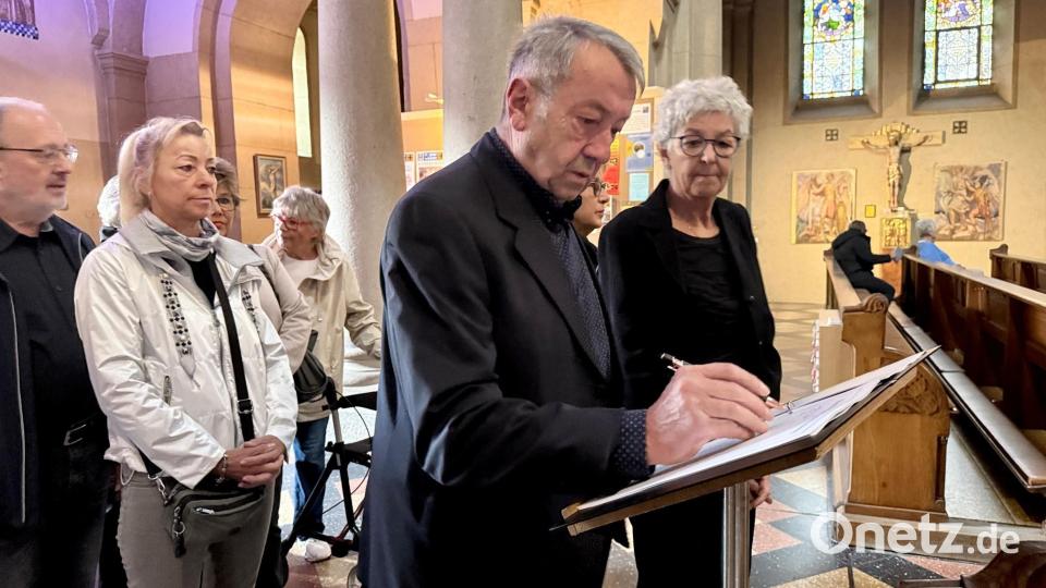 Der langjährige Chefredakteur des "Neuen Tages", Hans Klemm, trägt sich in die Kondolenzliste ein. Bild: Gabi Schönberger