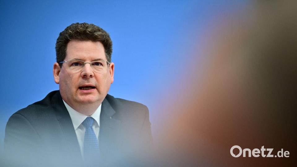 Noch mehr schuldenfinanziertes Geld sollte der Staat nach Einschätzung der Experten nicht in die Hand nehmen. Bild: Sebastian Gollnow/dpa