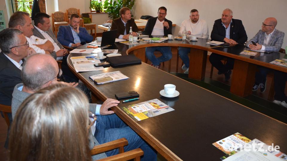 Blick in die Runde der Bürgermeister, die der Ikom Stiftland angehören. Bild: Josef Rosner