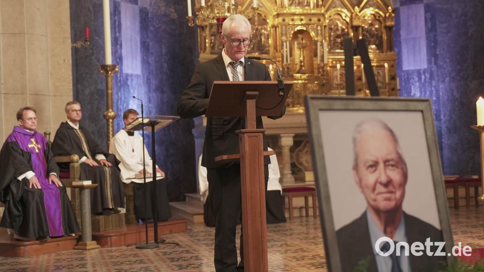Im Namen des Rotary-Clubs Weiden sprach Robert Stahl. Den Trauergottesdienst zuvor hatte Stadtpfarrer Markus Schmid (hinten, Zweiter von links) in Konzelebration mit Dekan Alexander Hösl (hinten, links) gestaltet. Bild: Gabi Schönberger