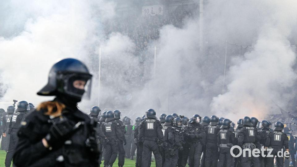 Das Pokal-Derby stand kurz vor dem Abbruch. Bild: Uwe Anspach/dpa