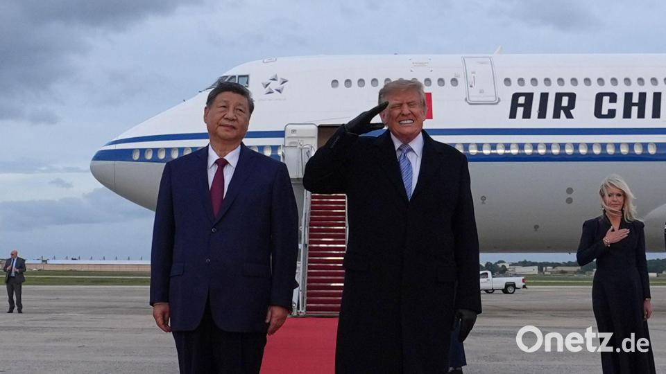 US-Präsident Donald Trump verzog es das Gesicht, als Bomber des US-Militärs über der Empfangszeremonie hinwegflogen. Bild: Alex Brandon/AP/dpa