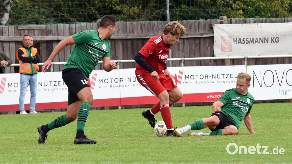 Der SV Mitterteich II (links Daniel Lauterbach, rechts Daniel Kahrig) besiegte am vergangenen Sonntag die SpVgg Wiesau (Mitte Lukas Greger) mit 2:1. Am Wochenende sind die Wiesauer gegen Bärnau und Tirschenreuth im Doppeleinsatz, die Bezirksliga-Reserve reist nach Marktleuthen. Bild: Rudi Gebert
