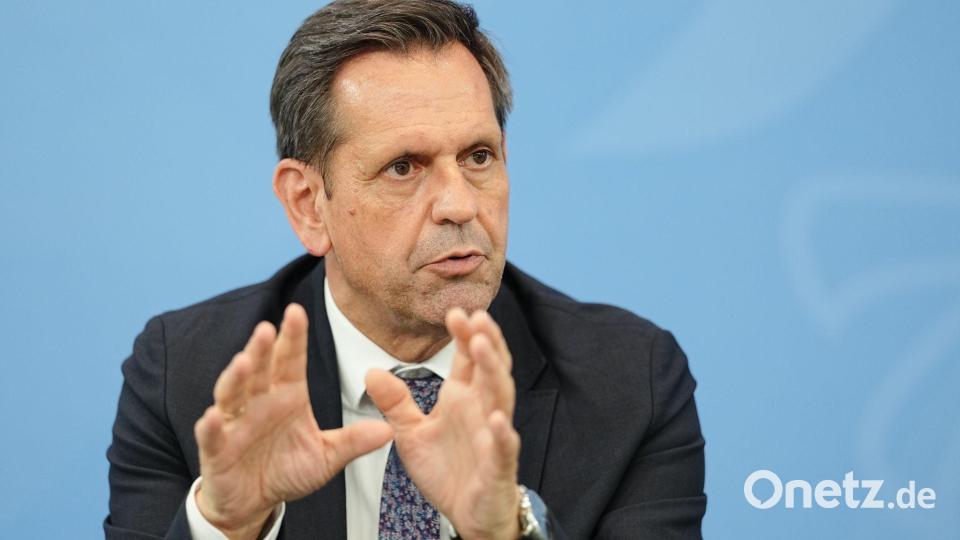 Im Zweifel muss die Übergewinnsteuer national möglich sein, so Lies. (Archivbild) Bild: Kay Nietfeld/dpa