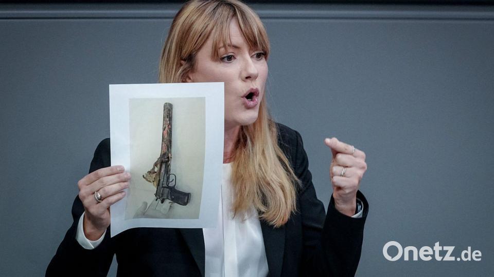 Dass die stellvertretende Vorsitzende der Linksfraktion, Clara Bünger, während ihrer Rede zur Reform der Nachrichtendienste das Bild einer Waffe der NSU-Terroristen hochhält, stößt auf Kritik bei Bundestagspräsidentin Julia Klöckner (CDU). Bild: Kay Nietfeld/dpa