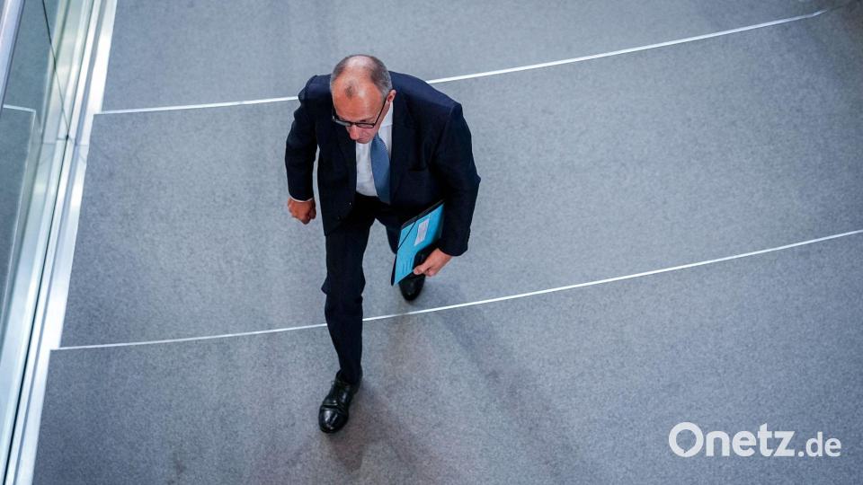 Berlin: Bundeskanzler Merz geht aus dem Bundestag Bild: Kay Nietfeld/dpa