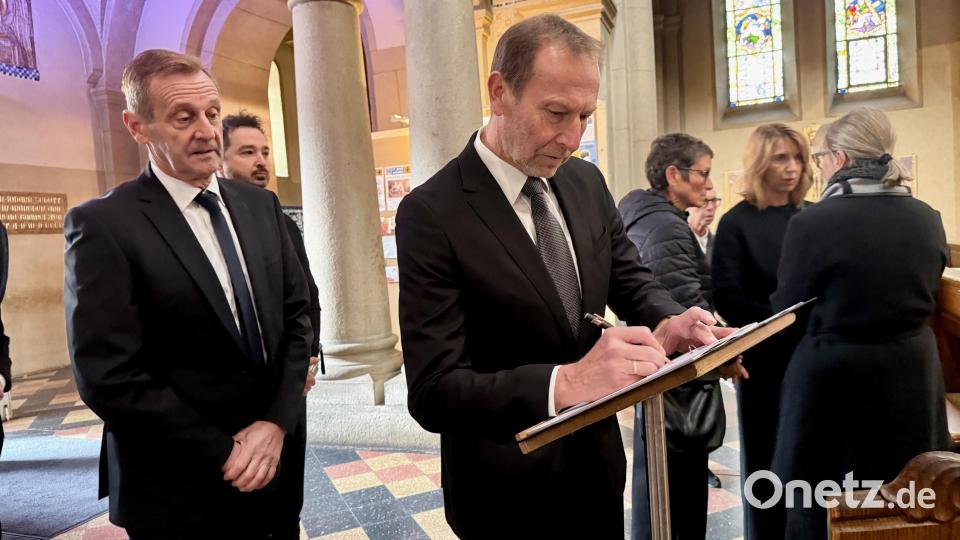 Thomas Maul, Geschäftsführer bei Oberpfalz-Medien, beim Eintrag in die Kondolenzliste. Bild: Gabi Schönberger