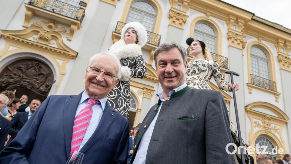 CSU-Chef Markus Söder (rechts) verbindet eine lange Geschichte mit Edmund Stoiber - bis heute nennt er ihn seinen politischen Ziehvater. (Archivbild) Bild: Peter Kneffel/dpa
