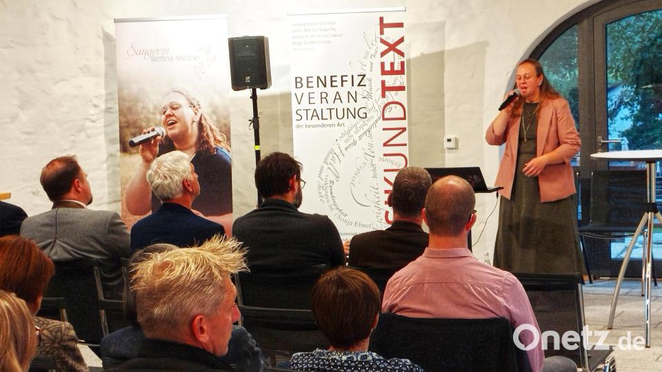 Bettina Mildner sang im Veranstaltungsaal des Bürgerhauses. Bild: Jochen Neumann