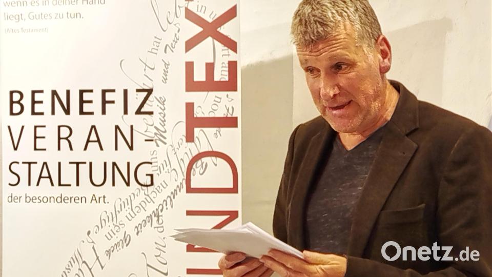 Wolfgang Göldner verlas beim Konzert nachdenkliche Texte. Bild: Jochen Neumann