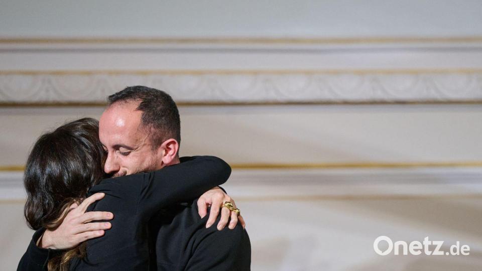 „Was ich brauche, sind Menschen wie du“, sagte Levit zu Berben. Bild: Sebastian Christoph Gollnow/dpa