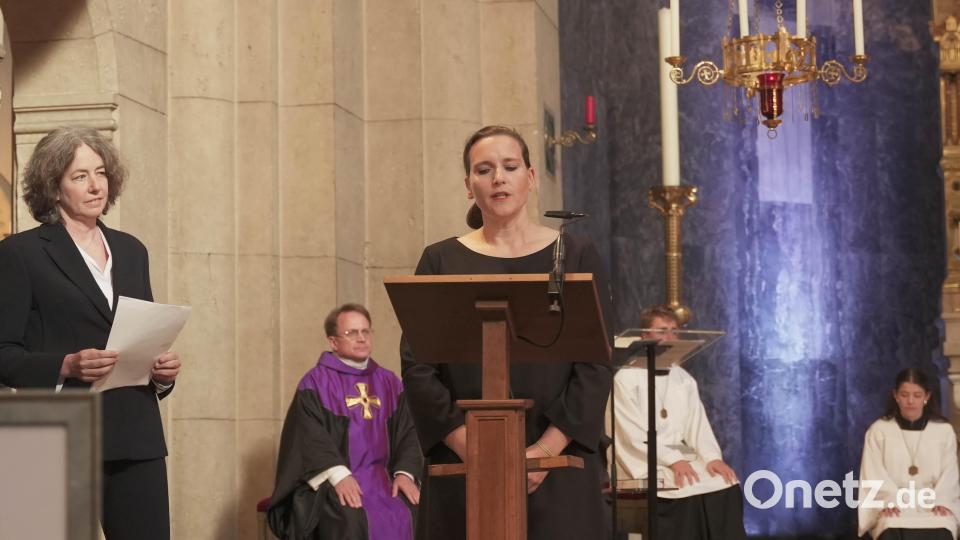 Einen gemeinsamen Nachruf trugen die Gesellschafterinnen von Oberpfalz-Medien Sabine Pistor (links) und Stefanie Shanahan-Kleikamp vor. Bild: Gabi Schönberger